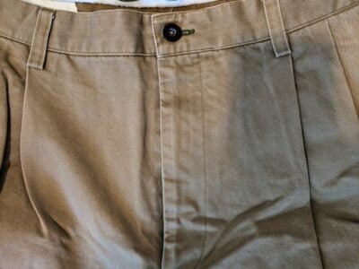 Classic Pleated Orvis Baggy Khakis (Size 42)